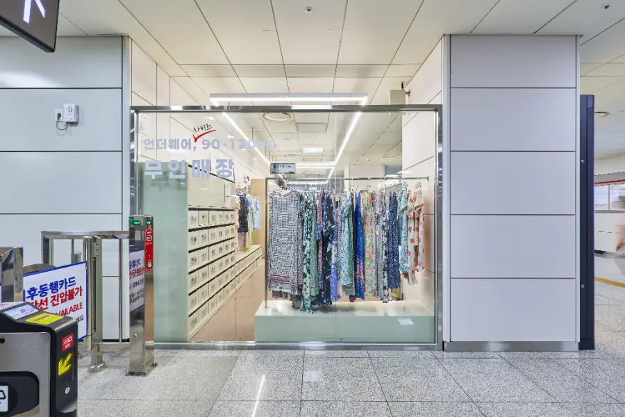 논현역점 매장 전경 3