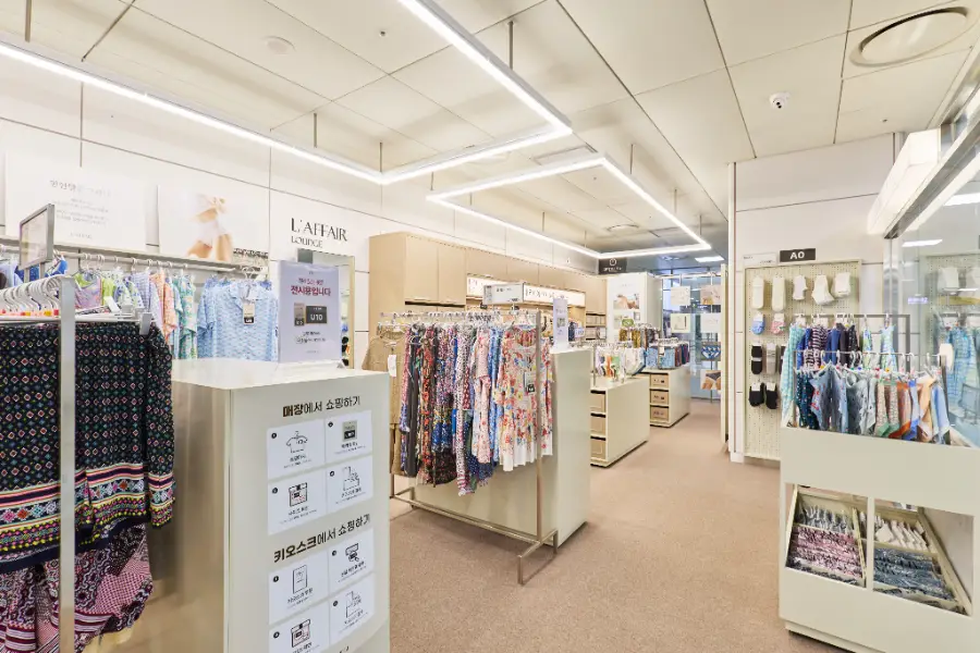 논현역점 매장 전경 5