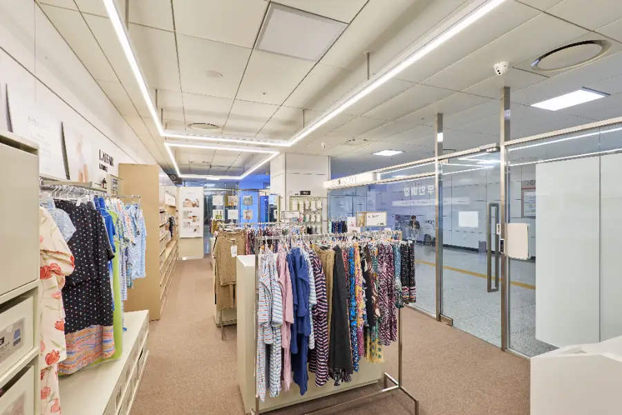 논현역점 매장 전경 7